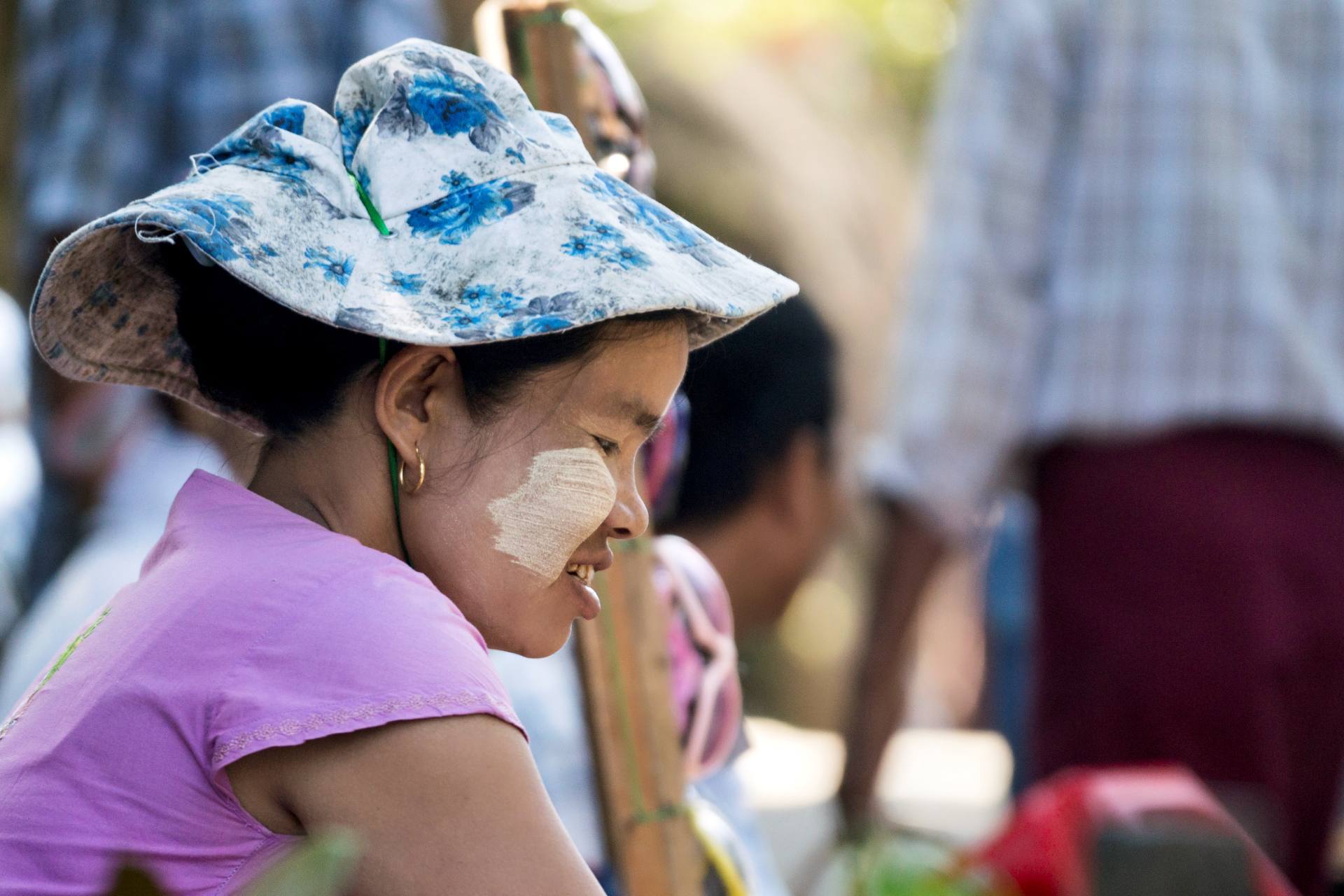 Burmesische Frauen und Kinder schützen ihre Haut mit einer bestimmten, selbst gefertigten Pasten. Sie haben daher mit die schönste Gesichtshaut in ganz Asien.